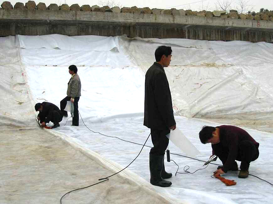 土工膜冬雨季施工保护措施